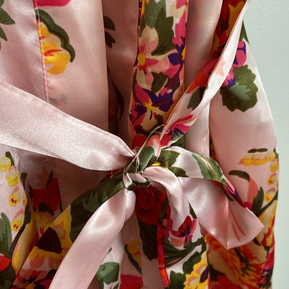 Silky short pink/ floral robe/intimates with belt. - Picture 3 of 12